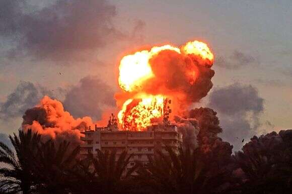 הפצצה ישראלית בצור, אתמול | AFP