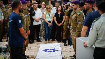 בני משפחה וחברים בהלווייתה של סמלת רותם ינאי ז"ל, בגבעת עדה | טל גל, פלאש 90 בני משפחה וחברים בהלווייתה של סמלת רותם ינאי ז"ל, בגבעת עדה | טל גל, פלאש 90