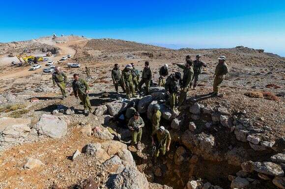 כותבים את ההיסטוריה. החוקרים, לבושים במדי צה"ל, במחקרי השטח | רביע באשא כותבים את ההיסטוריה. החוקרים, לבושים במדי צה"ל, במחקרי השטח | רביע באשא
