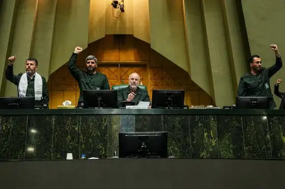 יו"ר הפרלמנט
האיראני מוחמד באקר קאליבאף (במרכז), בחודש פברואר | איי.פי יו"ר הפרלמנט
האיראני מוחמד באקר קאליבאף (במרכז), בחודש פברואר | איי.פי
