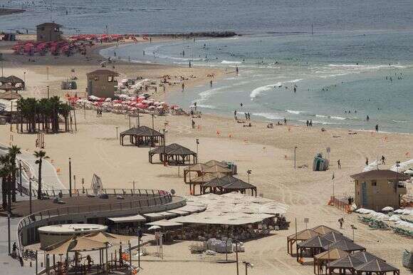 ישראלים משתזפים בחופה של תל אביב | מרים אלסטר, פלאש 90 ישראלים משתזפים בחופה של תל אביב | מרים אלסטר, פלאש 90