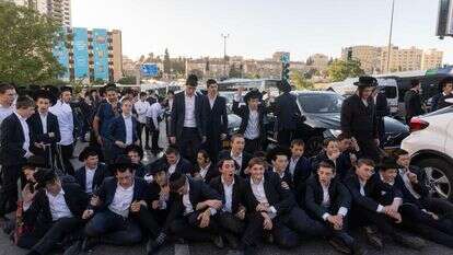 צעירים חרדים חוסמים את ציר התנועה בכניסה לירושלים, כחלק מהמחאות נגד הגיוס | יונתן זינדל, פלאש 90 צעירים חרדים חוסמים את ציר התנועה בכניסה לירושלים, כחלק מהמחאות נגד הגיוס | יונתן זינדל, פלאש 90