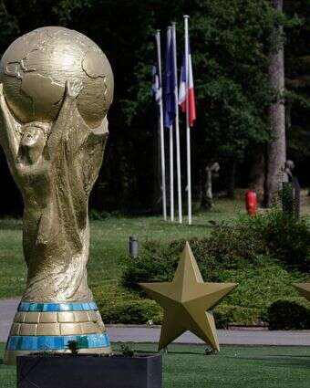 פסל של גביע העולם בכדורגל, לקראת מונדיאל 2026 | AFP