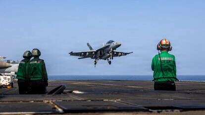 מטוס F/A-18E סופר הורנט, המצורף לטייסת קרב התקיפה (VFA) 14, מתכונן לבצע נחיתה עצורה על סיפון הטיסה של נושאת המטוסים מסדרת נימיץ USS אברהם לינקולן | AFP  PHOTO / US NAVY / NAVCENT PUBLIC AFFAIRS