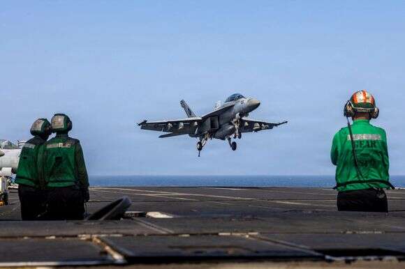מטוס F/A-18E סופר הורנט, המצורף לטייסת קרב התקיפה (VFA) 14, מתכונן לבצע נחיתה עצורה על סיפון הטיסה של נושאת המטוסים מסדרת נימיץ USS אברהם לינקולן | AFP PHOTO / US NAVY / NAVCENT PUBLIC AFFAIRS מטוס F/A-18E סופר הורנט, המצורף לטייסת קרב התקיפה (VFA) 14, מתכונן לבצע נחיתה עצורה על סיפון הטיסה של נושאת המטוסים מסדרת נימיץ USS אברהם לינקולן | AFP PHOTO / US NAVY / NAVCENT PUBLIC AFFAIRS