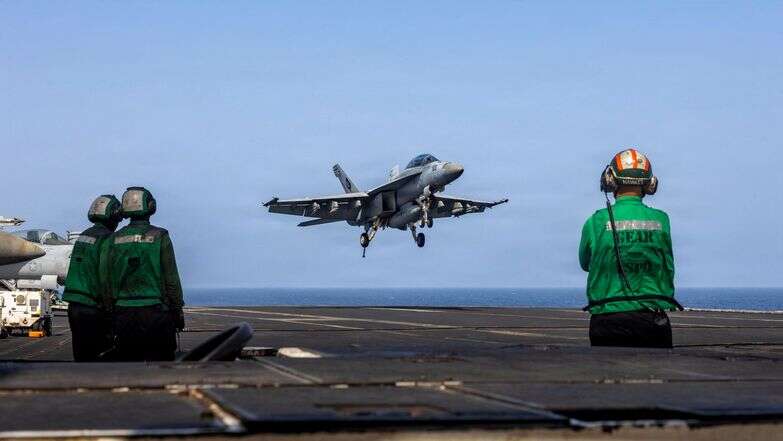 מטוס F/A-18E סופר הורנט, המצורף לטייסת קרב התקיפה (VFA) 14, מתכונן לבצע נחיתה עצורה על סיפון הטיסה של נושאת המטוסים מסדרת נימיץ USS אברהם לינקולן | AFP PHOTO / US NAVY / NAVCENT PUBLIC AFFAIRS מטוס F/A-18E סופר הורנט, המצורף לטייסת קרב התקיפה (VFA) 14, מתכונן לבצע נחיתה עצורה על סיפון הטיסה של נושאת המטוסים מסדרת נימיץ USS אברהם לינקולן | AFP PHOTO / US NAVY / NAVCENT PUBLIC AFFAIRS