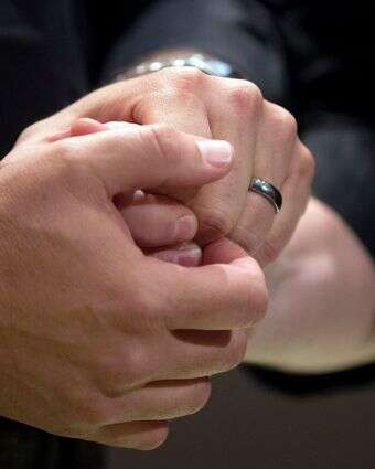 זוג מחזיק ידיים במהלך טקס חתונתם | AP/John Bazemore זוג מחזיק ידיים במהלך טקס חתונתם | AP/John Bazemore