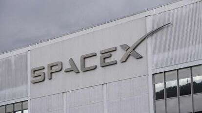 מטה חברת טכנולוגיות,SpaceX, חברת הרקטות והלוויינים בראשות המיליארדר אילון מאסק, שואפת לגייס כ-75 מיליארד דולר בהנפקה ראשונית לציבור | פטריק ט. פאלון / AFP
