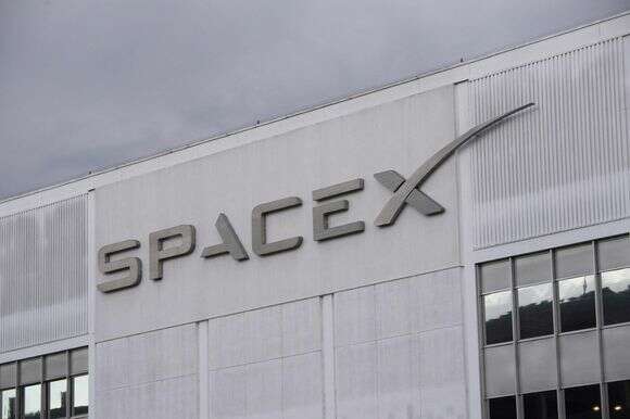 מטה חברת טכנולוגיות,SpaceX, חברת הרקטות והלוויינים בראשות המיליארדר אילון מאסק, שואפת לגייס כ-75 מיליארד דולר בהנפקה ראשונית לציבור | פטריק ט. פאלון / AFP מטה חברת טכנולוגיות,SpaceX, חברת הרקטות והלוויינים בראשות המיליארדר אילון מאסק, שואפת לגייס כ-75 מיליארד דולר בהנפקה ראשונית לציבור | פטריק ט. פאלון / AFP