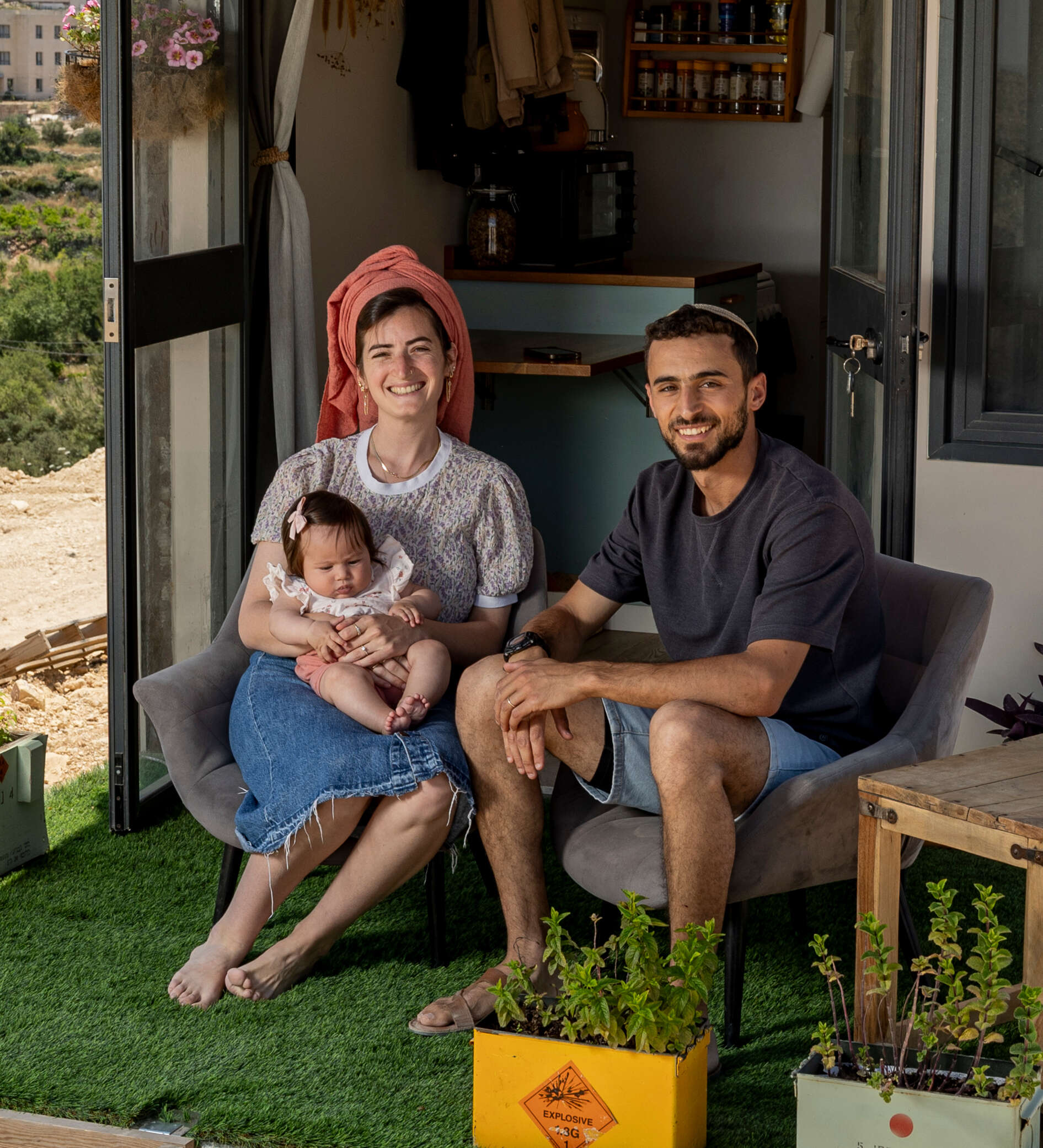 „יש מקום לכל מה שחשוב”: הזוג עם תינוקת שגרים במשאית נודדת