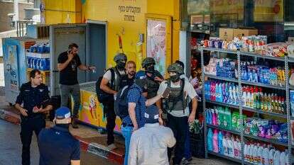 זירת הפיגוע בתחנת הדלק בכניסה לכוכב יאיר | טל גל, פלאש 90 זירת הפיגוע בתחנת הדלק בכניסה לכוכב יאיר | טל גל, פלאש 90