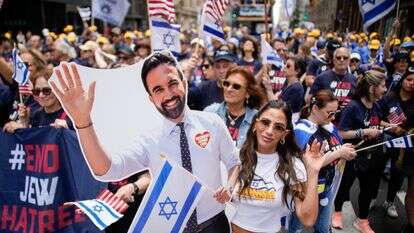 צועדים למען ישראל מניפים את בובת ראש העיר ממדאני, השבוע | רויטרס צועדים למען ישראל מניפים את בובת ראש העיר ממדאני, השבוע | רויטרס