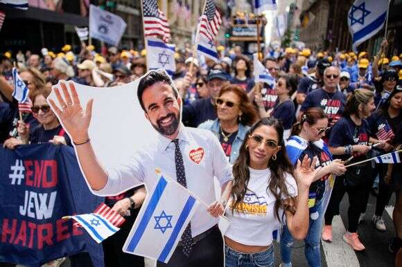 צועדים למען ישראל מניפים את בובת ראש העיר ממדאני | רויטרס צועדים למען ישראל מניפים את בובת ראש העיר ממדאני | רויטרס