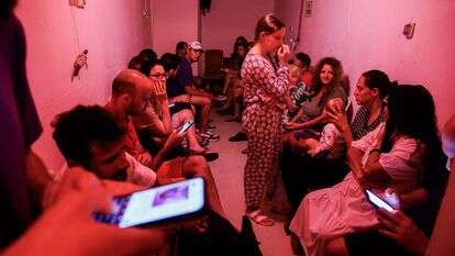 אנשים תופסים מחסה במקלט מפני טילים שנורו מאיראן בתל אביב | יהושע יוסף/Flash90 אנשים תופסים מחסה במקלט מפני טילים שנורו מאיראן בתל אביב | יהושע יוסף/Flash90