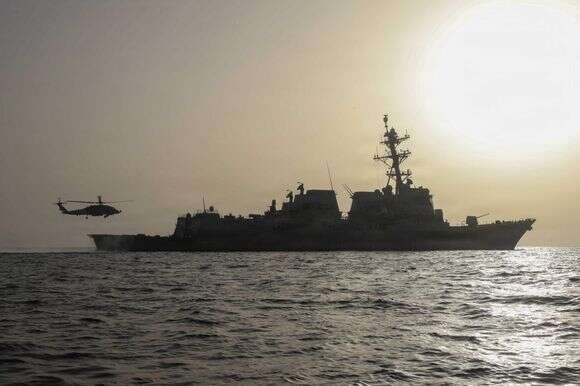 מטוס MH-60R Sea Hawk, שהוצב בטייסת המסוקים הימית (HSM) 50, ממריא מסיפון הטיסה של משחתת הטילים המונחים מסדרת ארלי בורק | AFP PHOTO / US NAVY / NAVCENT PUBLIC AFFAIRS מטוס MH-60R Sea Hawk, שהוצב בטייסת המסוקים הימית (HSM) 50, ממריא מסיפון הטיסה של משחתת הטילים המונחים מסדרת ארלי בורק | AFP PHOTO / US NAVY / NAVCENT PUBLIC AFFAIRS