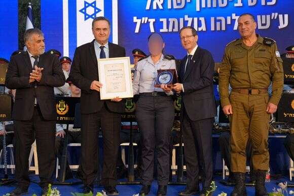 נשיא המדינה, שר הביטחון והרמטכ"ל עם זוכה בפרס בטחון ישראל 2026 | דוברות משרד הביטחון נשיא המדינה, שר הביטחון והרמטכ"ל עם זוכה בפרס בטחון ישראל 2026 | דוברות משרד הביטחון