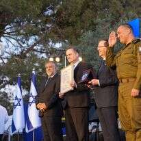 נשיא המדינה, שר הביטחון והרמטכ"ל עם זוכה בפרס בטחון ישראל 2026 | דוברות משרד הביטחון נשיא המדינה, שר הביטחון והרמטכ"ל עם זוכה בפרס בטחון ישראל 2026 | דוברות משרד הביטחון