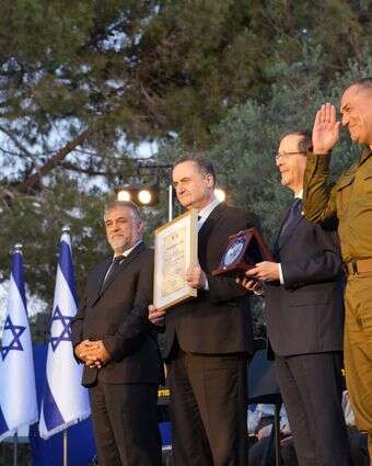 נשיא המדינה, שר הביטחון והרמטכ"ל עם זוכה בפרס בטחון ישראל 2026 | דוברות משרד הביטחון נשיא המדינה, שר הביטחון והרמטכ"ל עם זוכה בפרס בטחון ישראל 2026 | דוברות משרד הביטחון