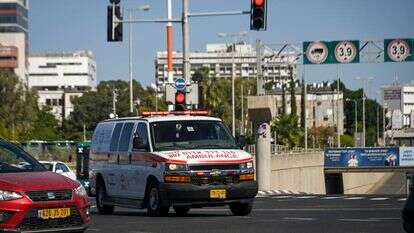 אמבולנס נוסע בכביש בחיפה | מיכאל גלעדי, פלאש 90