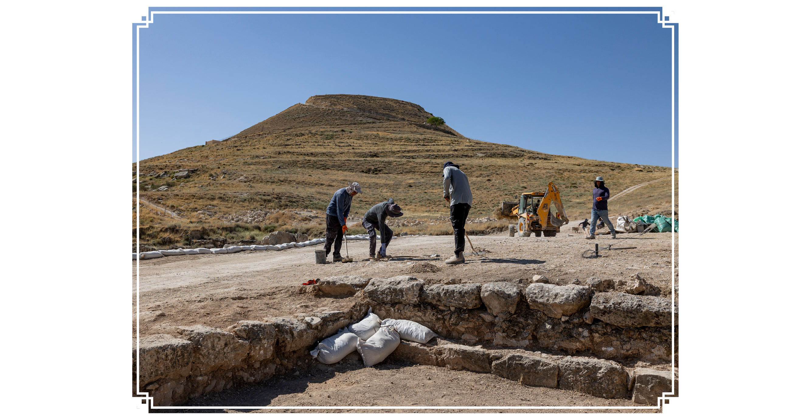 כוח אדם חסר תקדים של עשרות פועלים. עבודות באתר | נעמה שטרן כוח אדם חסר תקדים של עשרות פועלים. עבודות באתר | נעמה שטרן