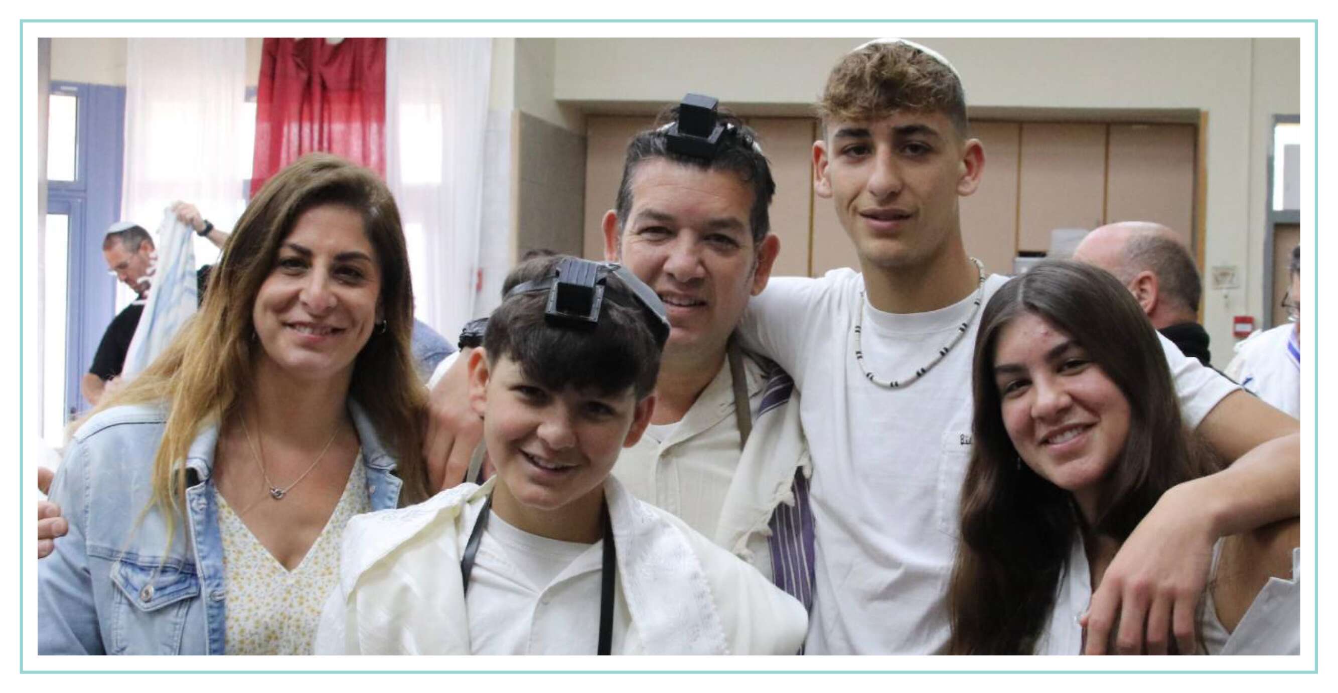 "זה היה באמצע המלחמה, והנסיעה הייתה מפחידה". התמונה האחרונה עם ההורים, שלושה חודשים לפני האסון, בבר מצווה של עידו | באדיבות המשפחה "זה היה באמצע המלחמה, והנסיעה הייתה מפחידה". התמונה האחרונה עם ההורים, שלושה חודשים לפני האסון, בבר מצווה של עידו | באדיבות המשפחה
