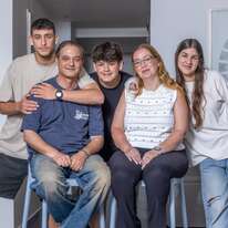 אם ואחות דף הבית | יוסי אלוני אם ואחות דף הבית | יוסי אלוני