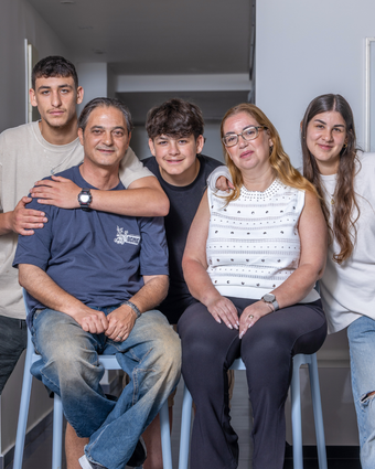 אם ואחות דף הבית | יוסי אלוני אם ואחות דף הבית | יוסי אלוני
