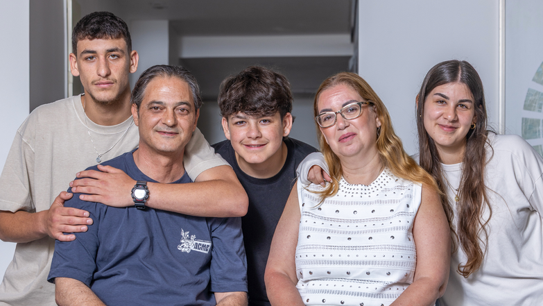 אם ואחות דף הבית | יוסי אלוני