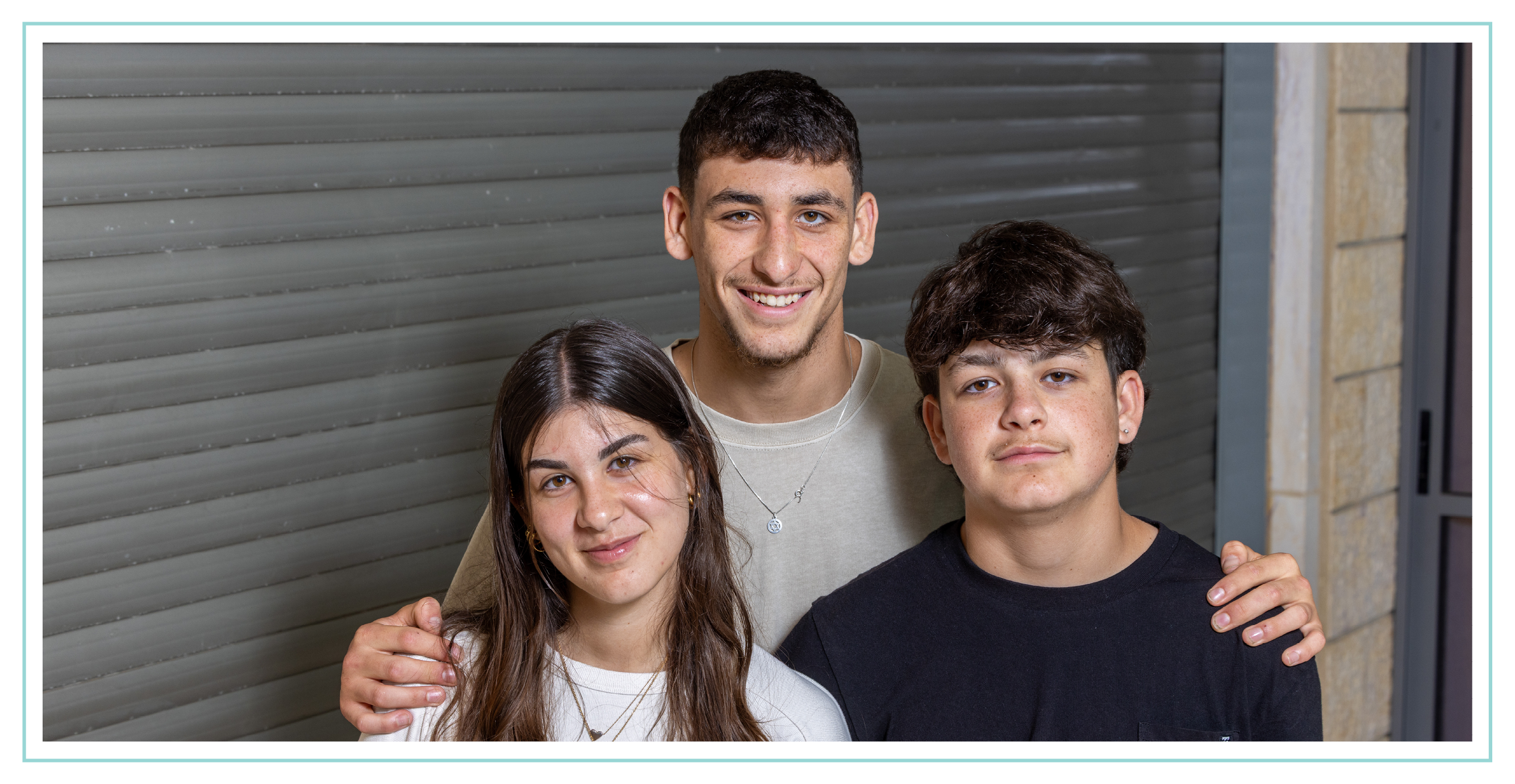 "אני אח בכור, וככזה יש לי אחריות נפשית על האחים שלי". מתן, עידו ושיר | יוסי אלוני "אני אח בכור, וככזה יש לי אחריות נפשית על האחים שלי". מתן, עידו ושיר | יוסי אלוני