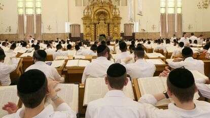 בחורי ישיבה לומדים בישיבת פוניבז' בבני ברק | נתי שוחט, פלאש 90 בחורי ישיבה לומדים בישיבת פוניבז' בבני ברק | נתי שוחט, פלאש 90