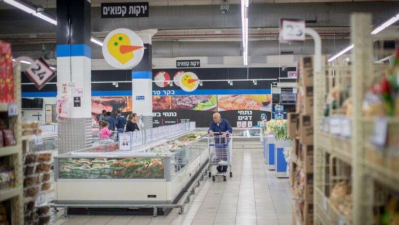 אנשים קונים בסופרמרקט | יונתן זינדל, פלאש 90 אנשים קונים בסופרמרקט | יונתן זינדל, פלאש 90