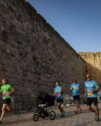 רצים משתתפים במרתון ירושלים השנתי ליד חומות העיר העתיקה בירושלים | יונתן זינדל, פלאש 90 רצים משתתפים במרתון ירושלים השנתי ליד חומות העיר העתיקה בירושלים | יונתן זינדל, פלאש 90