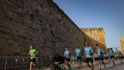 רצים משתתפים במרתון ירושלים השנתי ליד חומות העיר העתיקה בירושלים | יונתן זינדל, פלאש 90 רצים משתתפים במרתון ירושלים השנתי ליד חומות העיר העתיקה בירושלים | יונתן זינדל, פלאש 90