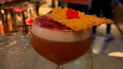 ברי טאץ: ג'ין מושרה בטימין , מחית תות , סירופ תפוח אדום ונענע , קורדיאל וניל , אבקת היביסקוס , קדאיף וספרות תות. | נדב מאור דניאל