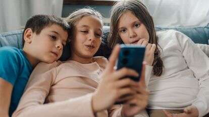האם הסמארטפון אחראי לירידה בשיעורי הילודה? | שאטרסטוק האם הסמארטפון אחראי לירידה בשיעורי הילודה? | שאטרסטוק