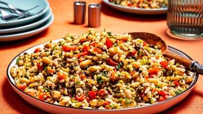 סלט אורז איטלקי עם ירוקים, שעועית וירקות | Rice Salad With Greens and Beans. MUST CREDIT: Scott Suchman/For The Washington Post סלט אורז איטלקי עם ירוקים, שעועית וירקות | Rice Salad With Greens and Beans. MUST CREDIT: Scott Suchman/For The Washington Post