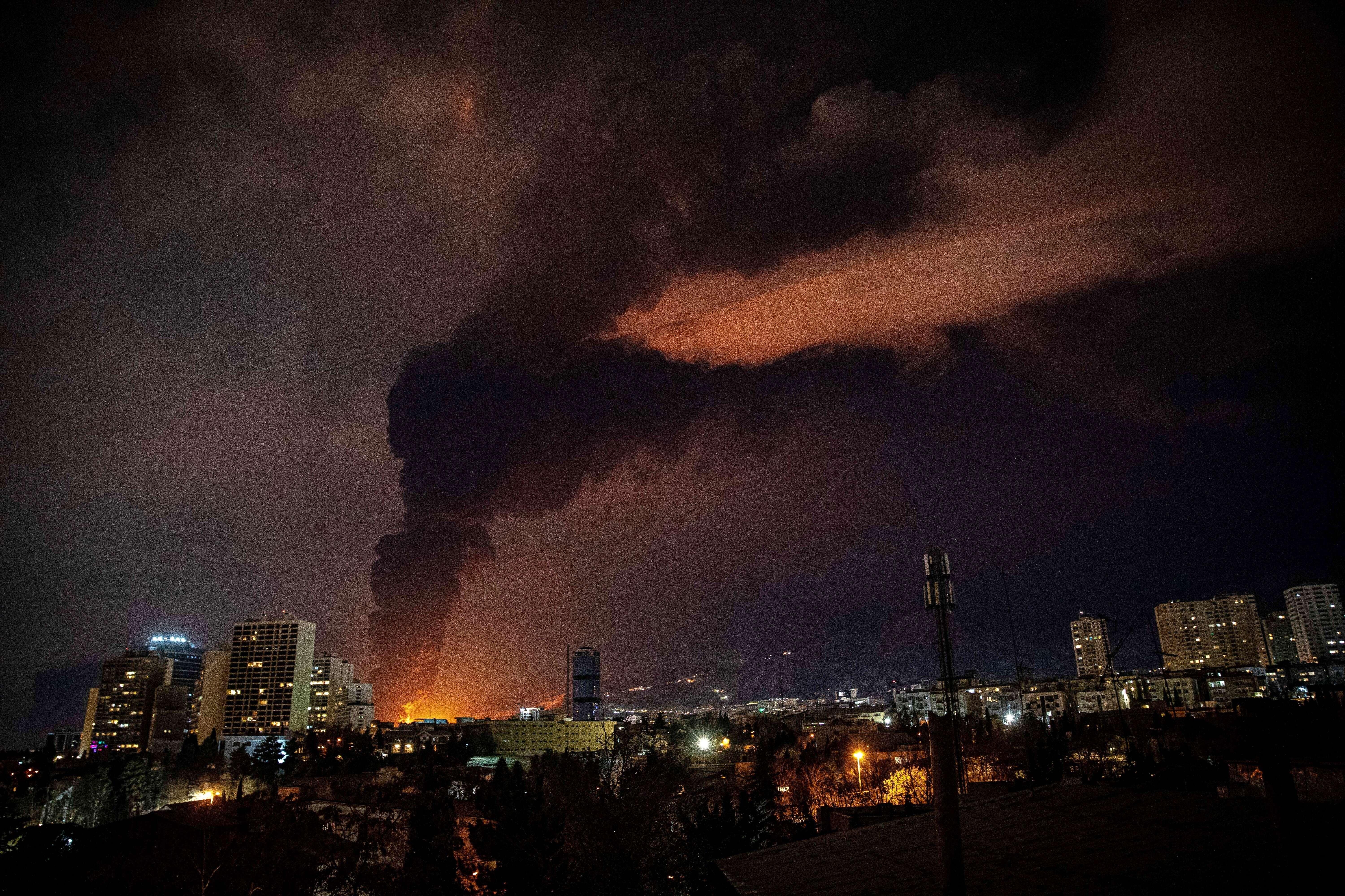עשן עולה מתקיפה של מתקן נפט בטהרן, איראן | AP עשן עולה מתקיפה של מתקן נפט בטהרן, איראן | AP
