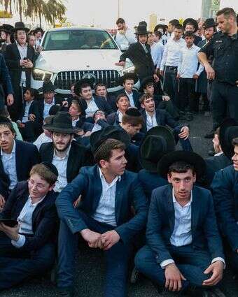בחורי הפלג הירושלמי חוסמים כביש בכניסה לבני ברק | דוד כהן, פלאש 90 בחורי הפלג הירושלמי חוסמים כביש בכניסה לבני ברק | דוד כהן, פלאש 90