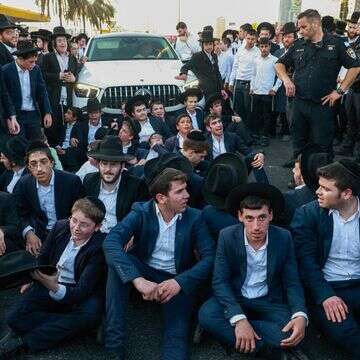 בחורי הפלג הירושלמי חוסמים כביש בכניסה לבני ברק | דוד כהן, פלאש 90