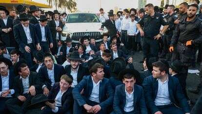 בחורי הפלג הירושלמי חוסמים כביש בכניסה לבני ברק | דוד כהן, פלאש 90 בחורי הפלג הירושלמי חוסמים כביש בכניסה לבני ברק | דוד כהן, פלאש 90