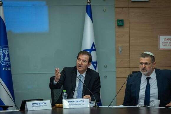יו"ר ועדת חוץ וביטחון, ח"כ בועז ביסמוט, וח"כ אביחי בוארון, היום בוועדה | יונתן זינדל, פלאש 90 יו"ר ועדת חוץ וביטחון, ח"כ בועז ביסמוט, וח"כ אביחי בוארון, היום בוועדה | יונתן זינדל, פלאש 90
