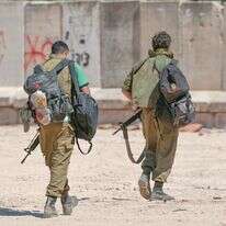 בבית של כמה מאיתנו חיים עדיין את הסבבים? מילואימניקים בגבול לבנון, אתמול | EPA/ATEF SAFADI בבית של כמה מאיתנו חיים עדיין את הסבבים? מילואימניקים בגבול לבנון, אתמול | EPA/ATEF SAFADI