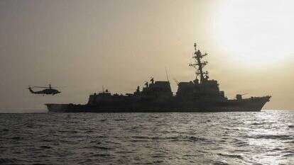 מסוק מסוג sea hawk ממריא מסיפון הטיסה של משחתת הטילים | AFP מסוק מסוג sea hawk ממריא מסיפון הטיסה של משחתת הטילים | AFP