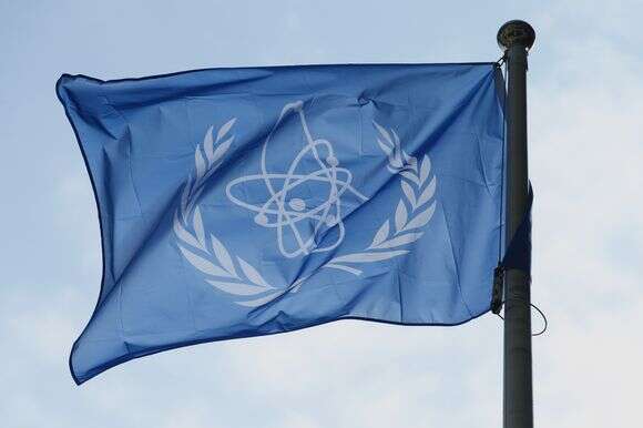 דגל הסוכנות הבינלאומית לאנרגיה אטומית (IAEA) מתנוסס במהלך מושב מיוחד של מועצת המנהלים של ה-IAEA בווינה, אוסטריה | AP/היינץ-פיטר באדר