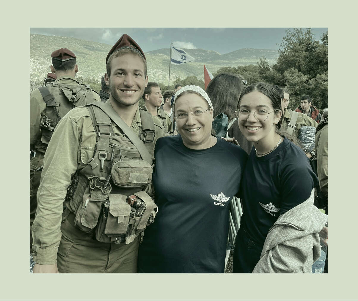 "יש לנו משפחה גדולה וחמודה, אבל הוא היה משהו מיוחד". ניצן, לאה'לה ושחר גמלא | באדיבות המשפחה "יש לנו משפחה גדולה וחמודה, אבל הוא היה משהו מיוחד". ניצן, לאה'לה ושחר גמלא | באדיבות המשפחה
