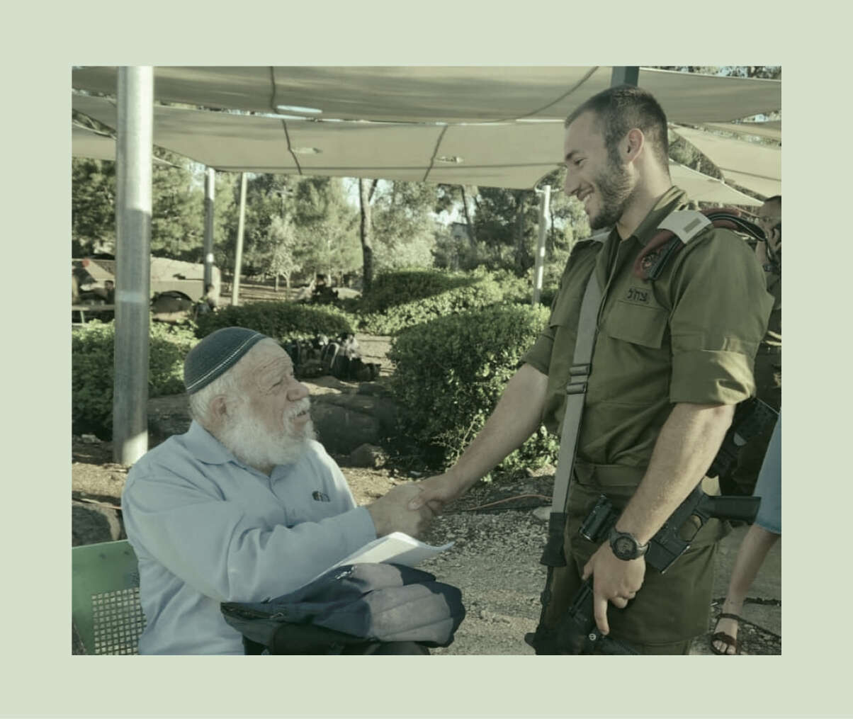 "אם עסוקים בדברים חשובים, לאדם המאמין זה מנחם יותר מכל המילים. וכך ההורים של שחר חיים". שחר גמלא עם סבו | באדיבות המשפחה "אם עסוקים בדברים חשובים, לאדם המאמין זה מנחם יותר מכל המילים. וכך ההורים של שחר חיים". שחר גמלא עם סבו | באדיבות המשפחה