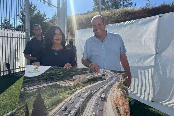 שרת התחבורה מירי רגב עם ראש המועצה האזורית גוש עציון, ירון רוזנטל | מועצה אזורית גוש עציון שרת התחבורה מירי רגב עם ראש המועצה האזורית גוש עציון, ירון רוזנטל | מועצה אזורית גוש עציון