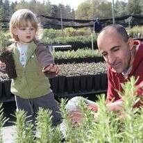 חגי בן השנתיים, ואביו אייל, בוחרים צמחים במשתלה באשתול לכבוד חג ט"ו בשבט | נתי שוחט/Flash90 חגי בן השנתיים, ואביו אייל, בוחרים צמחים במשתלה באשתול לכבוד חג ט"ו בשבט | נתי שוחט/Flash90