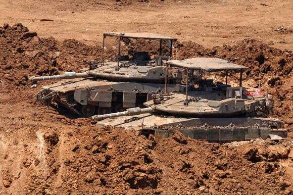 טנקים ישראליים בעמדות בגבול לבנון | AFP טנקים ישראליים בעמדות בגבול לבנון | AFP