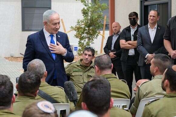 נתניהו עם צוערי קורס קצינים קרביים במיל', בגוש עציון, יוני 26' | מעיין טואף, לע"מ